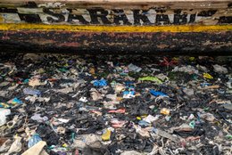 Accra;-Ghana;-Jamestown;-beach;-pirogue;-hull;-Sarakabi;-plastic-waste;-pollution;-debris;-environmental-crisis;-Korle-Lagoon;-artisanal-fishing;-contrast;-detail;-Gulf-of-Guinea;-West-Africa;-historic-district;-documentary-photography;-environmental-photography;-Kaleidos;-Kaleidos-images;-La-parole-à-limage;-Stories-Pictures;-Tarek-Charara